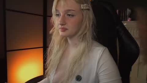 Ellie online show from 06/19/26, 05:45