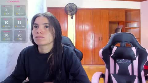 Snapshot of soffy_and_mia chatting on 01/12/26, 12:43 soffy and mia online show from 01/12/26, 12:43