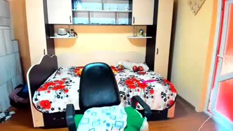 Snapshot of soffy_skye chatting on 06/27/26, 06:18 Soffy online show from 06/27/26, 06:18