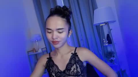 Snapshot of sofhia_love chatting on 06/13/26, 05:49 sofhia_love online show from 06/13/26, 05:49