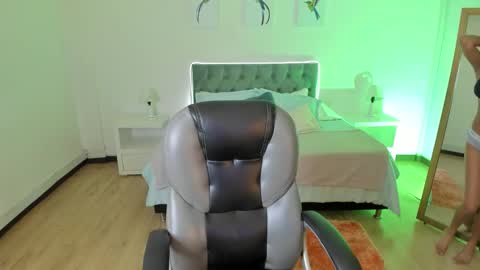 sofia_collen_ online show from 10/01/25, 08:04