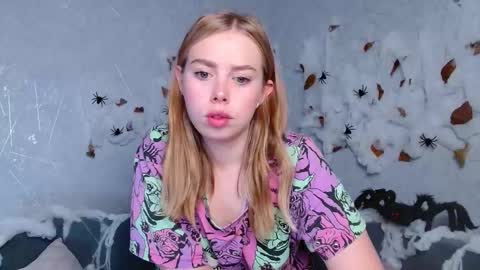 Sofia here online show from 10/16/25, 12:33