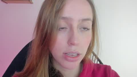 Snapshot of sofia_palacios_ chatting on 12/17/24, 02:44 online show from 12/17/24, 02:44