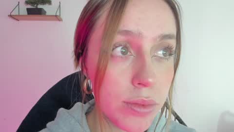 Snapshot of sofia_palacios_ chatting on 12/18/24, 02:42 online show from 12/18/24, 02:42