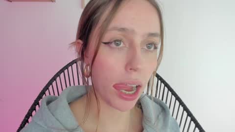 Snapshot of sofia_palacios_ chatting on 12/18/24, 05:48 online show from 12/18/24, 05:48