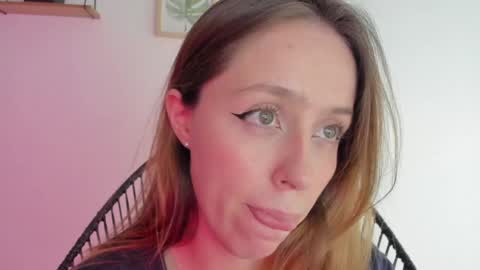 Snapshot of sofia_palacios_ chatting on 12/27/24, 06:14 online show from 12/27/24, 06:14