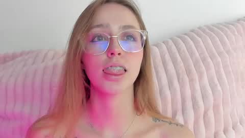 Snapshot of sofia_palacios_ chatting on 02/15/25, 07:06 online show from 02/15/25, 07:06