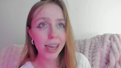 Snapshot of sofia_palacios_ chatting on 03/04/25, 03:33 online show from 03/04/25, 03:33