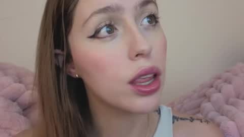 Snapshot of sofia_palacios_ chatting on 09/18/25, 03:52 online show from 09/18/25, 03:52