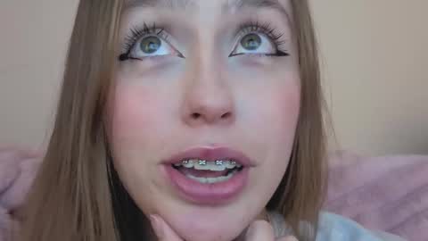 Snapshot of sofia_palacios_ chatting on 09/26/25, 03:43 online show from 09/26/25, 03:43