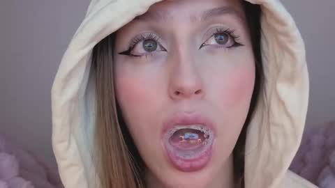 Snapshot of sofia_palacios_ chatting on 09/28/25, 03:56 online show from 09/28/25, 03:56