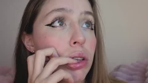 Snapshot of sofia_palacios_ chatting on 10/01/25, 03:45 online show from 10/01/25, 03:45