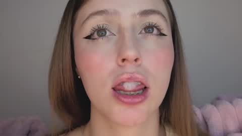 Snapshot of sofia_palacios_ chatting on 10/07/25, 03:25 online show from 10/07/25, 03:25