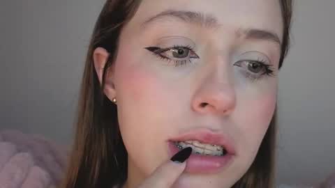 Snapshot of sofia_palacios_ chatting on 10/26/25, 03:45 online show from 10/26/25, 03:45