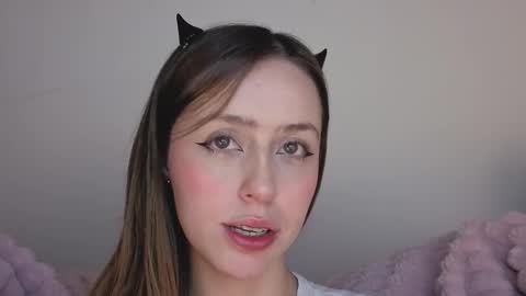 Snapshot of sofia_palacios_ chatting on 11/13/25, 04:11 online show from 11/13/25, 04:11