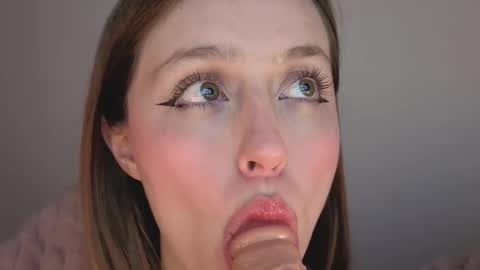 Snapshot of sofia_palacios_ chatting on 12/01/25, 03:44 online show from 12/01/25, 03:44