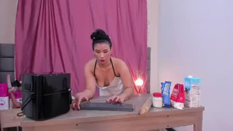 Snapshot of sofia_velez5 chatting on 07/28/26, 11:17 online show from 07/28/26, 11:17