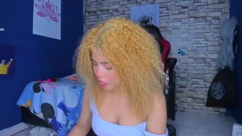 sofiacastillo01 online show from 02/18/25, 04:05