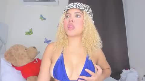 sofiacastillo01 online show from 12/19/25, 03:08