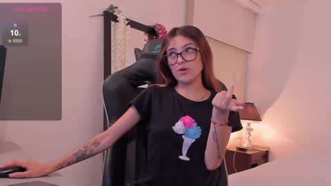 Snapshot of sofiarouge_ chatting on 02/04/25, 08:06 Sofia Help me reach 5K followers online show from 02/04/25, 08:06