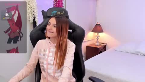 Snapshot of sofiarouge_ chatting on 03/06/25, 08:16 Sofia Help me reach 5K followers online show from 03/06/25, 08:16