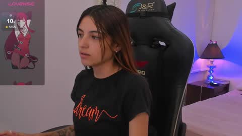 Snapshot of sofiarouge_ chatting on 03/07/25, 08:00 Sofia Help me reach 5K followers online show from 03/07/25, 08:00