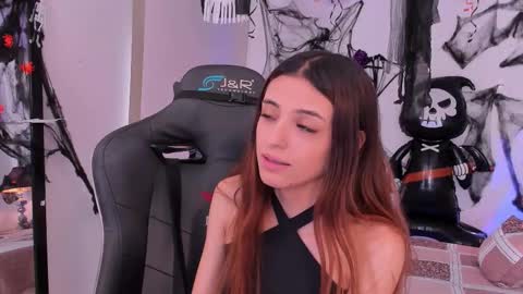 Snapshot of sofiarouge_ chatting on 10/06/25, 08:28 Sofia Help me reach 5K followers online show from 10/06/25, 08:28