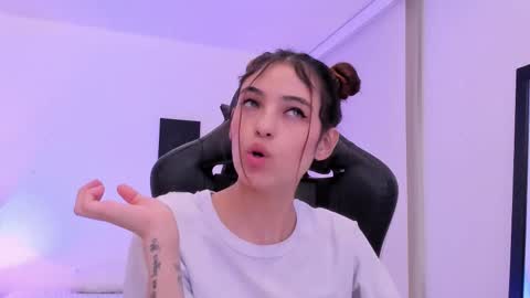 Snapshot of sofiarouge_ chatting on 11/26/25, 08:32 Sofia Help me reach 5K followers online show from 11/26/25, 08:32