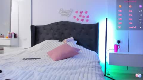 Sofie online show from 04/15/26, 07:58