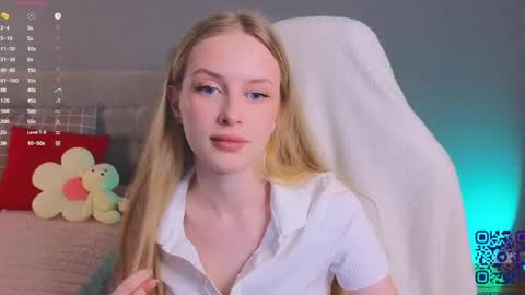 Snapshot of soft_babe chatting on 05/13/26, 08:27 Milisa online show from 05/13/26, 08:27