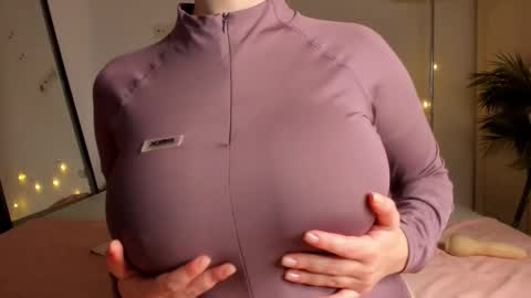 Snapshot of sonya_baby chatting on 11/17/25, 02:01 SONIA online show from 11/17/25, 02:01