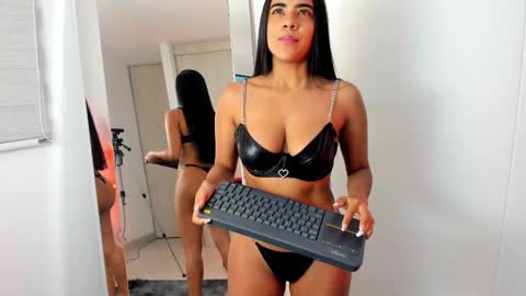 sophia_owens_2 online show from 03/05/25, 05:40
