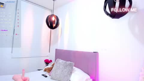 Snapshot of sophiamoon99 chatting on 01/17/25, 11:40 Im Sophia Model Independent Enjoy My videos here when Im Offline online show from 01/17/25, 11:40