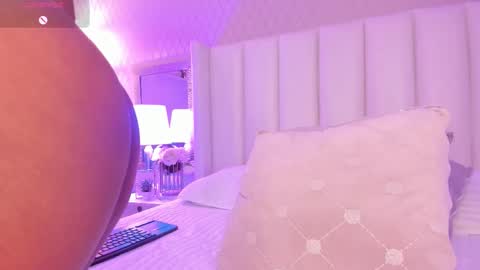 SophiaSmiths online show from 11/21/25, 11:25