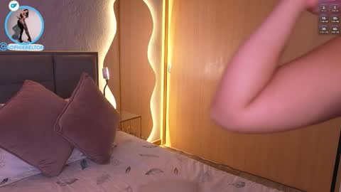 Snapshot of sophie_belton chatting on 12/16/25, 07:41 sofia online show from 12/16/25, 07:41