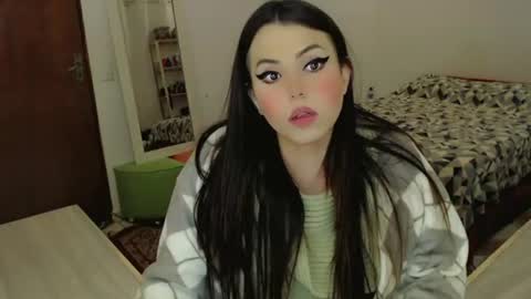 Snapshot of sophie_fantasy_hot chatting on 06/24/26, 05:17 Sophie Fantasys online show from 06/24/26, 05:17