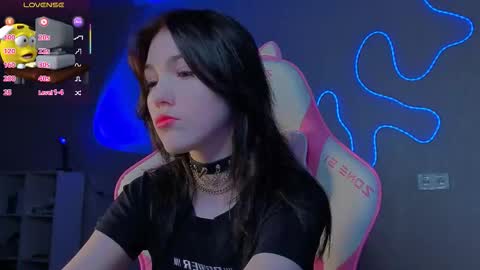 Snapshot of sophie_nomenal_ chatting on 12/14/25, 02:33 sophie_nomenal_ online show from 12/14/25, 02:33