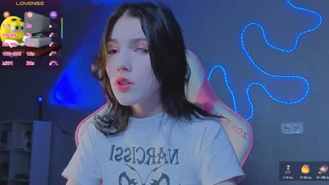 Snapshot of sophie_nomenal_ chatting on 12/21/25, 12:23 sophie_nomenal_ online show from 12/21/25, 12:23