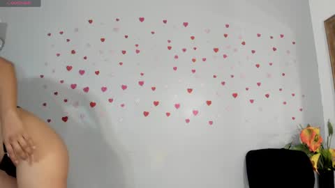sophie_w1 online show from 04/16/26, 12:17