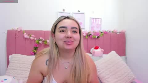 Snapshot of sophiee_rosee chatting on 05/18/26, 08:25 sophiee rosee online show from 05/18/26, 08:25