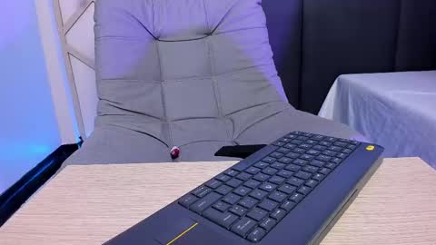 sophieharris__ online show from 02/12/25, 12:48