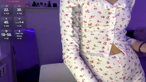 citygirl my face is 10 my body tea everything on me natural im petiteee online show from 04/26/26, 07:00