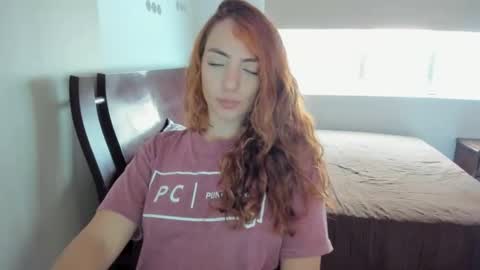 Snapshot of sophielatina chatting on 12/16/25, 06:57 Sophia online show from 12/16/25, 06:57