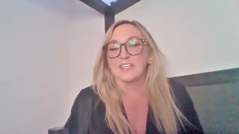 Snapshot of sophiextaylor chatting on 12/21/25, 12:51 Sophie Taylor online show from 12/21/25, 12:51