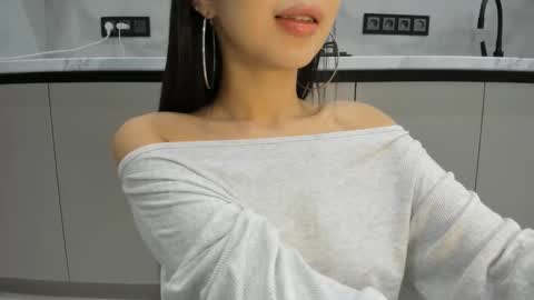 Mia online show from 10/23/25, 04:39