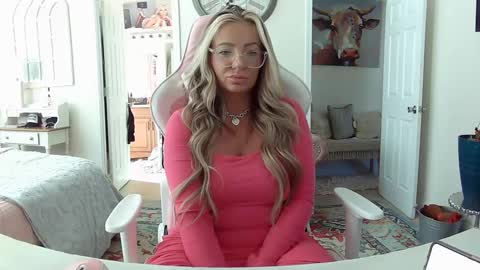 Snapshot of southernbarbii chatting on 02/13/25, 05:44 Your Barbii online show from 02/13/25, 05:44