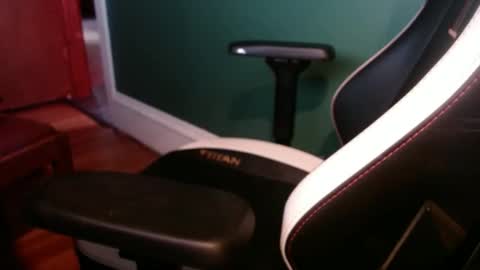 Snapshot of spankkmereddd chatting on 10/06/25, 10:29 spankkmereddd online show from 10/06/25, 10:29