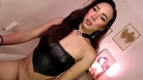 Snapshot of spicy_kinky chatting on 01/28/25, 07:00 Alora online show from 01/28/25, 07:00