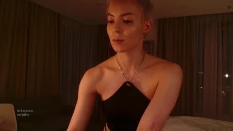 Elizabeth online show from 09/19/25, 03:56