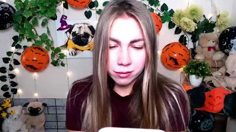 Snapshot of sport_tall_karina chatting on 10/31/25, 09:10 Karina online show from 10/31/25, 09:10